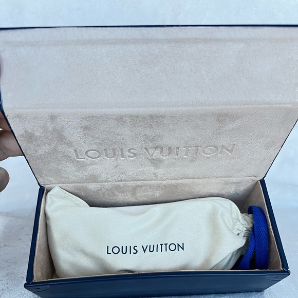 Authentic Louis Vutton Sunglasses!! Black color with gold motives! Brand New!!! - Picture 12 of 15